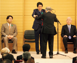 「みどりの学術賞」を授与する安倍総理大臣（中央）（写真は昨年のもの） 