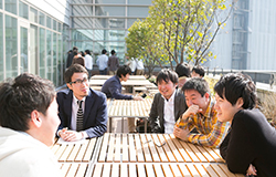 授業の合間は、ラウンジで仲間と語らう貴重な時間