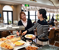 館内では、お香作りやエッセンシャルオイルの抽出などの体験メニューを実施。その他、新鮮野菜のマルシェ(土日のみ)やフクシア大温室、「香りの宿」には温泉もある。淡路島ビュッフェは大人1,650円(税込)。ディナータイムには腕利きシェフのフランス料理が味わえる(要予約)