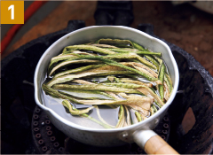 ズイキをぬるま湯で戻して1cmの長さに切り、ゆがいてあくを抜き、水けを絞っておく。