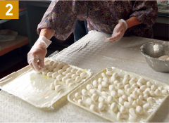 もち粉を同量程度の水で耳たぶほどのかたさにこねて、1.5cm大くらいのだんごにする