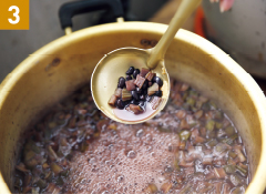 いりこだしを鍋に入れ、ササゲとズイキを加えて煮る。