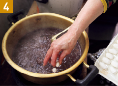 ササゲとズイキがやわらかくなったらだんごを入れ、だんごが浮き上がってきたら味噌で味をととのえて完成。器によそい、かつお節をのせる。