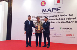 ジャカルタでの開始記念式典の写真