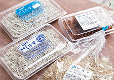 しらすの加工品は4種類。奥から時計回りに、釜あげしらす(540円)、ちりめん佃煮(430円)、ちりめんじゃこ(540円)、天日干ししらす(540円)が直売所で売られている