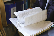 日報を確認しているの写真