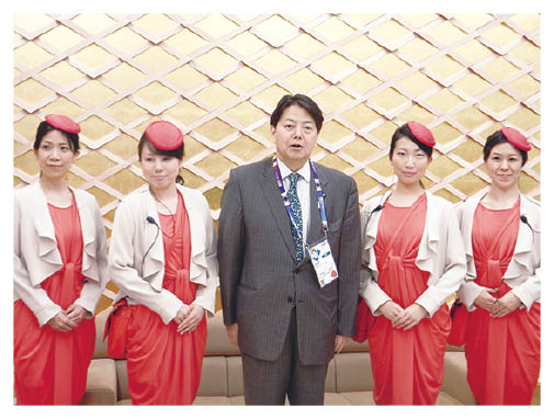 日本館内で、日本館アテンダントと記念撮影している写真