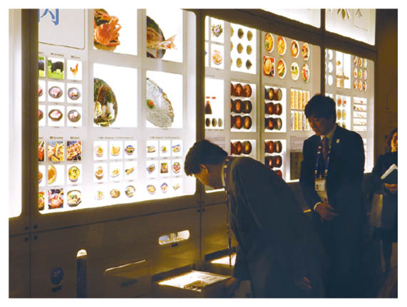 日本食材・日本食を紹介する空間を視察している写真