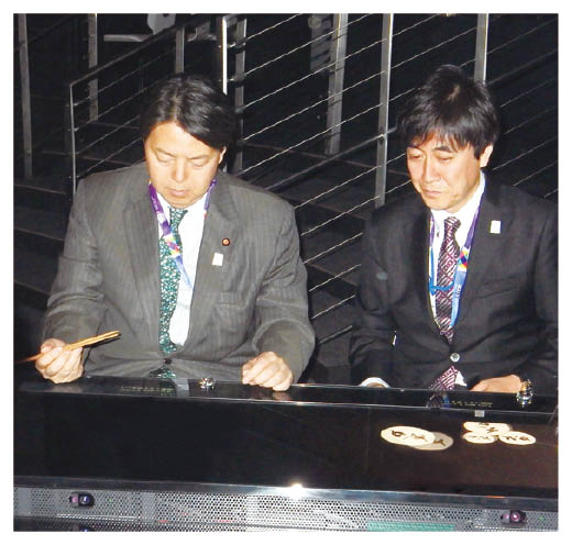 バーチャル食堂。テーブル面にタッチすることで、日本食を食する模擬体験をしている写真