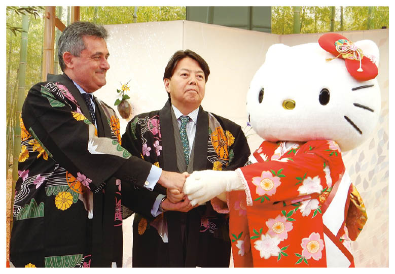 イタリア政府代表パスクィーノ氏と日本館特別大使のハローキティとの記念撮影している写真