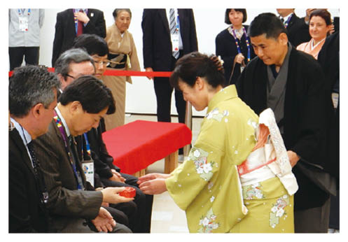 呈茶イベント中に紙細工の説明を受けている写真