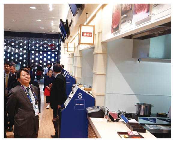 フードコートエリア内を視察している写真