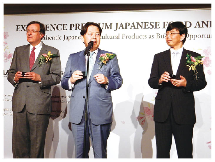 合同レセプションでの挨拶をしている写真