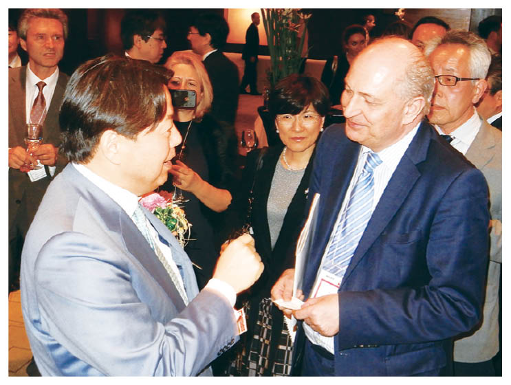 会場内は外国人バイヤーであふれている様子写真