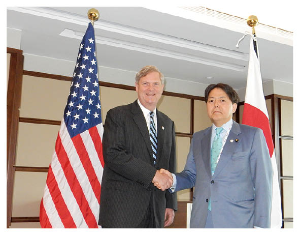 アメリカのヴィルサック農務長官と会談している写真