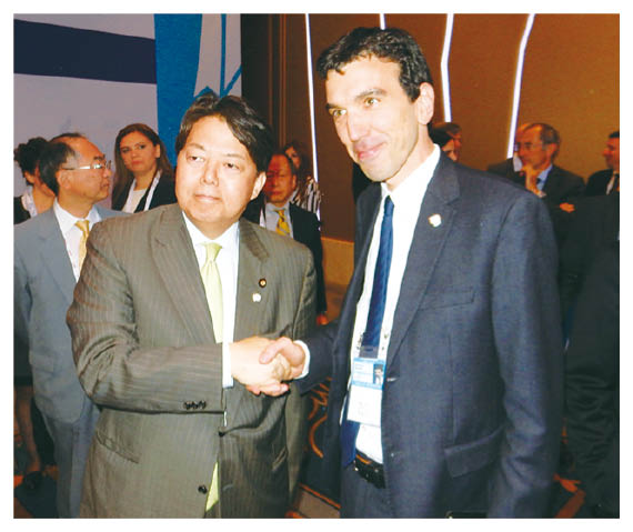 イタリアのマルティーナ農林政策大臣と握手をしている写真