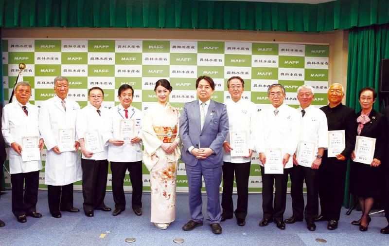 女優の檀れいさんを「日本食普及の特別親善大使」に、日本料理関係者等を「日本食普及の親善大使」に任命している様子の写真