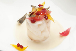 鮟鱇とカラフルなオニオン ダシのクリームの写真