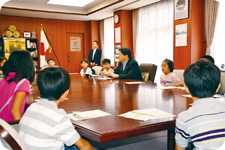 人気NO.1の大臣室見学。林芳正大臣と一緒に記念撮影できるチャンスも！