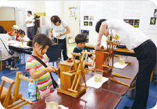 まゆ玉からの糸繰りでは、ハンドルを回すと細い絹糸が出てきてビックリ！