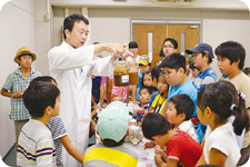 しょうゆもの知り博士の出前授業でしょうゆの不思議に迫る