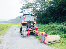 法面の草刈り作業の写真