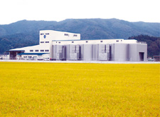 秋刈り取られた籾が運ばれる北上地区共同乾燥調製貯蔵施設の写真