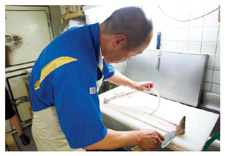 生きたはもの腹を開いている写真