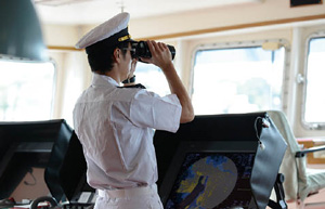 24時間3交代制で操舵室から海上を監視する漁業監督官