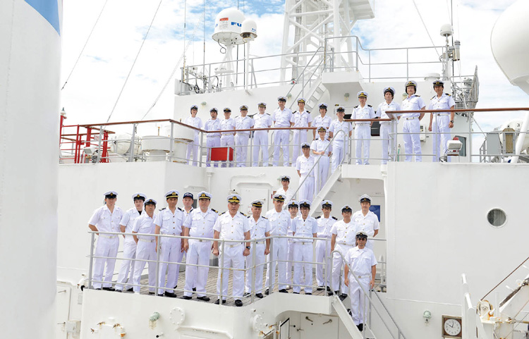 漁業監督官は防弾防刃チョッキやヘルメット等の特殊装具で身を守る