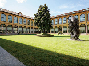 宮殿には美しい中庭やテラスがある