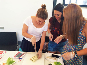 巻き寿司作り体験の様子