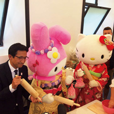 キティちゃんやマイメロディも参加したかりんとう作り体験会