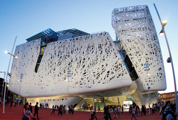 会場内でひと際目を引く巨大な構造建築