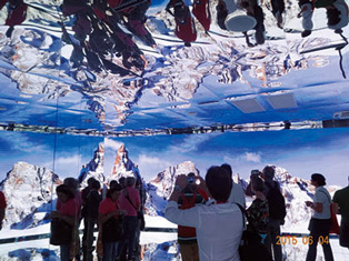 モダンな建築に最先端のテクノロジーを駆使した展示演出