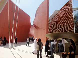 エントランスでは12ｍもの高さの壁が入場者を迎える