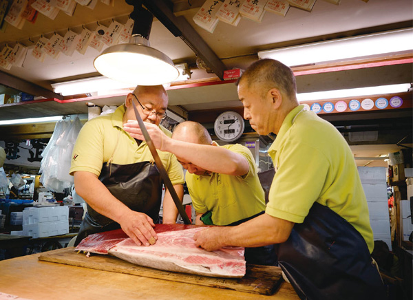 マグロは鮮度が命。1ｍ近い胴切り包丁で素早く切り分けられていく様は「見事」の一言