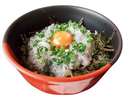 生しらす丼定食の写真