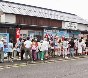生しらす丼定食の写真