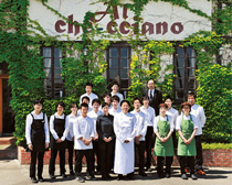 奥田シェフと従業員の皆さんの写真