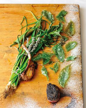 丸山さんの羊のロースト 進藤さんの野草と山澤さんのハーブのブーケガルニ タイム塩添えの写真