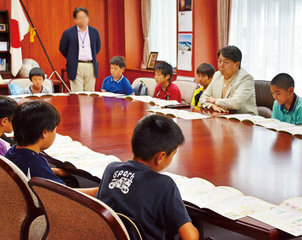 林大臣の話に聞き入る子どもたち