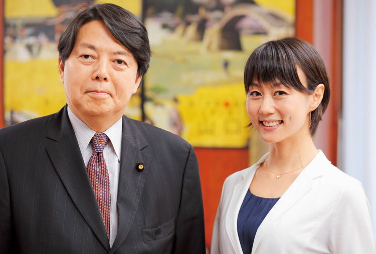 林 芳正 農林水産大臣と、聞き手のフリーアナウンサー新井麻希さん