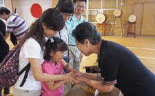 入村式で受け入れ先の家族と対面