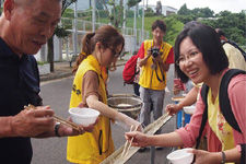 流しそうめんで親睦を深める