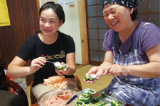 家族と一緒に夕食の準備