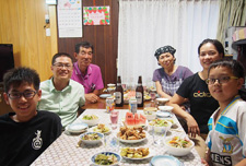 みんなで夕食。「いただきます」