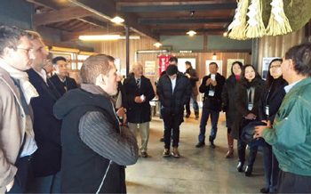 欧州のバイヤーらを招いた酒蔵ツアー。酒造りの現場を体験