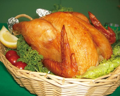 シャモの生肉の他、丸焼きや燻製、ソーセージなどを製造し、道の駅やインターネットで販売