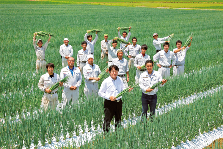 代表取締役の山田敏之さん(前列左)と、こと京都の皆さん。自社農場30haに加えて、契約農家の農場20haで九条ねぎを生産しています